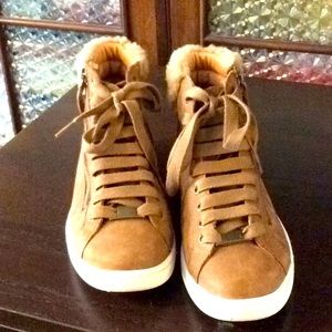 Nice UGG ankle boots, side zipper used once.